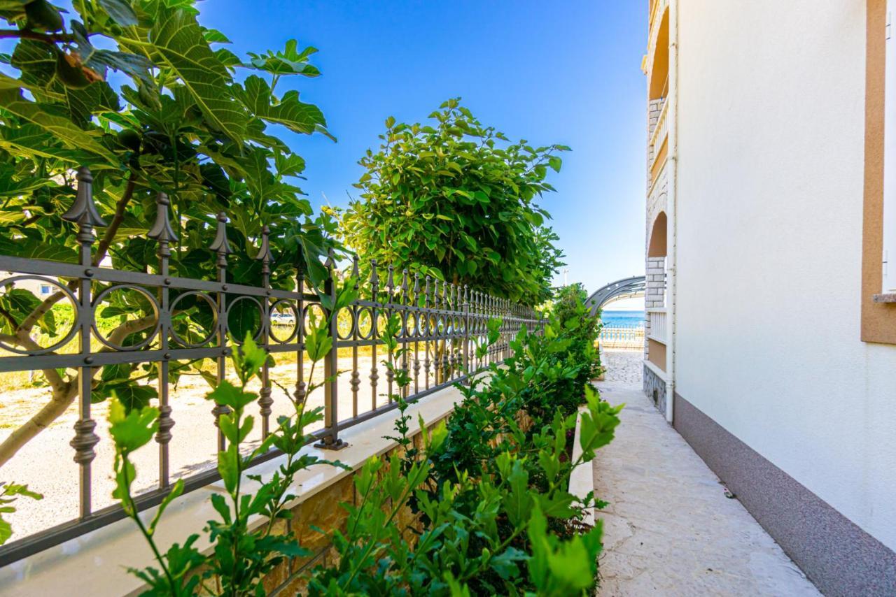 Kustic At The Beach Metajna Exterior photo